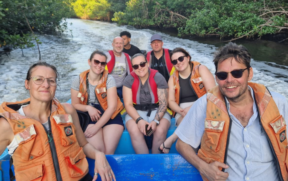 Lieven met reizigers tijdens een boottocht in Nicaragua