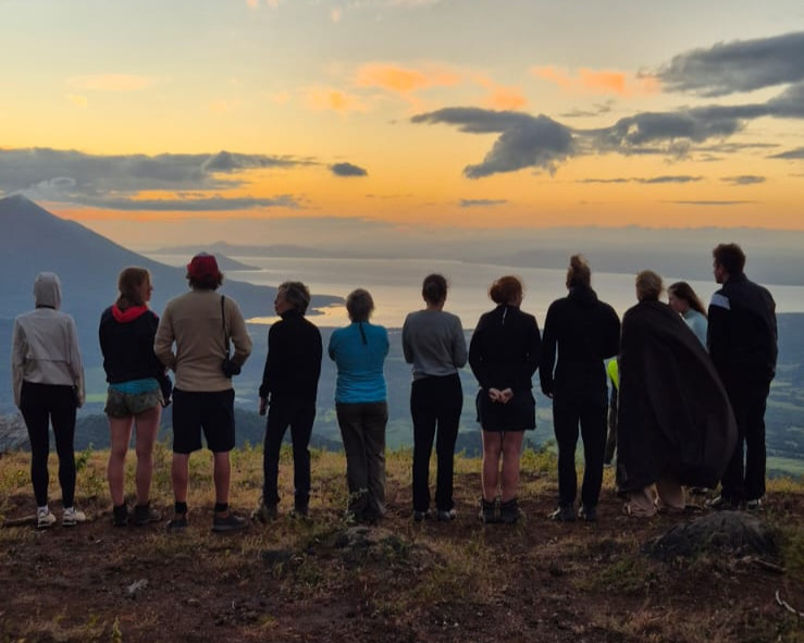 Nicaragua groep bij zonsondergang met uitzicht op vulkanen