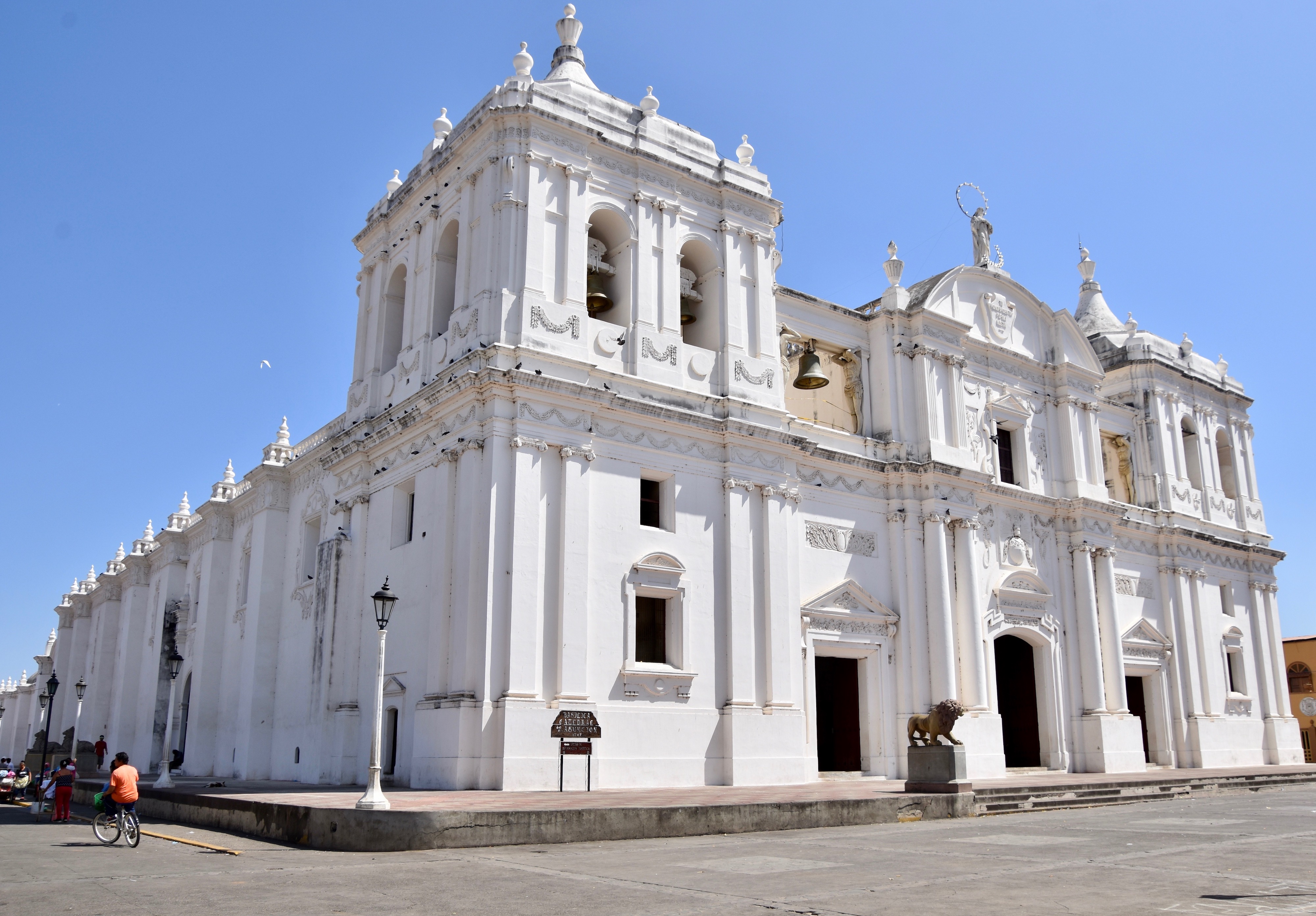 León